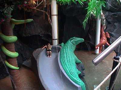 Aufgang zum Turm der Effektrutsche in die Dschungelgrotte