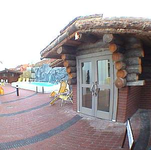 Saunahof mit Blockhaussauna und finnischer Kelo-Sauna