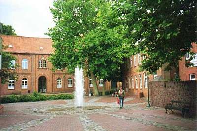 Romantischer Platz mit Warftb&uuml;hne und Gemeindehaus.