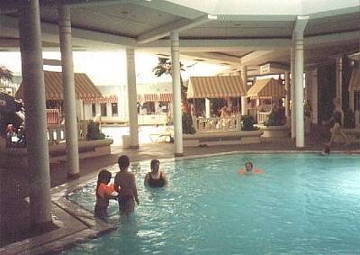 Durchblick vom Sprudel-Aroma-Becken zum Hauptbecken.