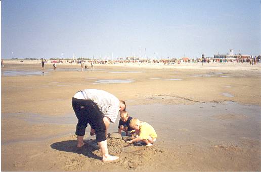 Es ist Ebbe, da kann man prima matschen.